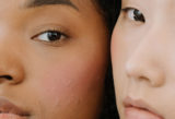 Zwei Frauen mit reiner Haut