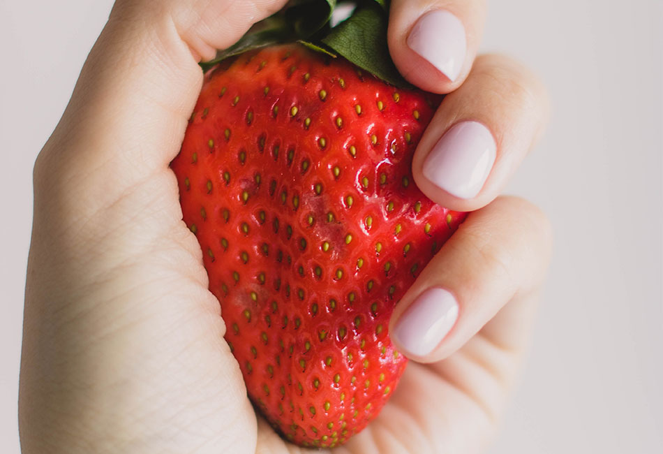 Erdbeere in Hand
