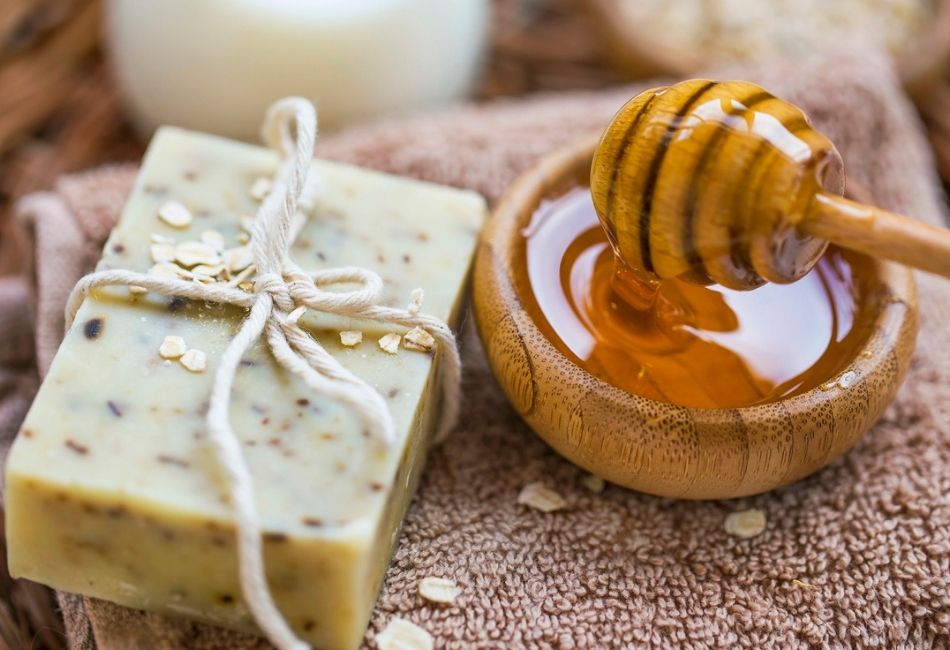 Seife selber machen mit Honig und Hafer Peelingseife