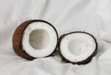 Zwei Kokosnuss Hälften