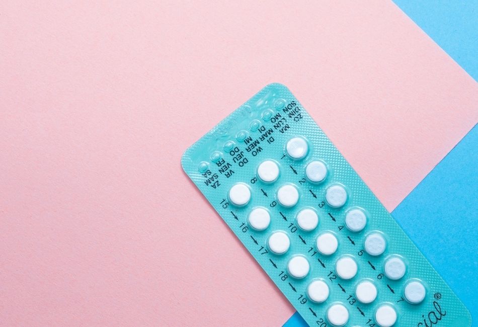 Anti-Baby-Pille auf rosa Hintergrund